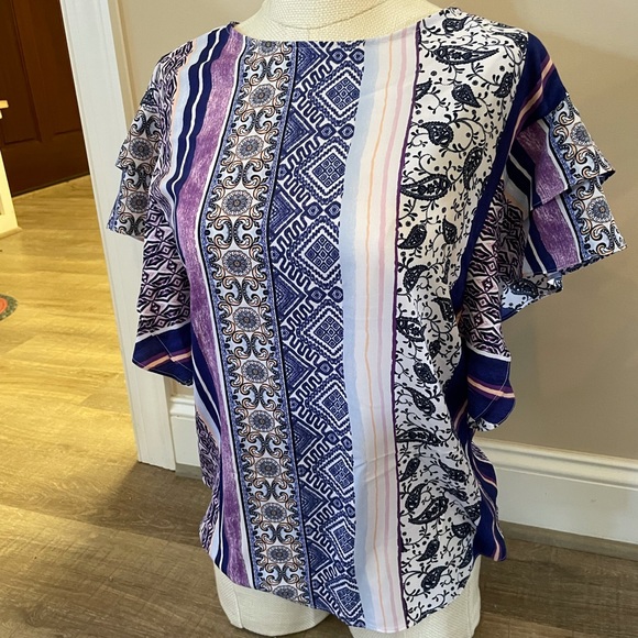 Chicos size 0 light, flowy blouse.   Flattering on. - Picture 2 of 5